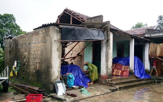 Quảng[-]Bình:[-]Lốc[-]xoáy[-]làm[-]trên[-]40[-]ngôi[-]nhà[-]bị[-]tốc[-]mái,[-]5[-]người[-]bị[-]thương